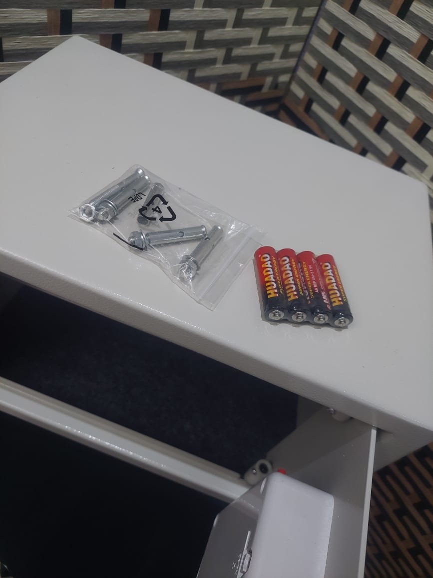 خزنة نقود حديدية – حماية آمنة لأموالك ومستنداتك الهامة