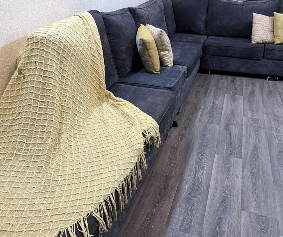 كنب شكلU مقاس10 متر تقريبا مع 7 خداديات ورميه كنب