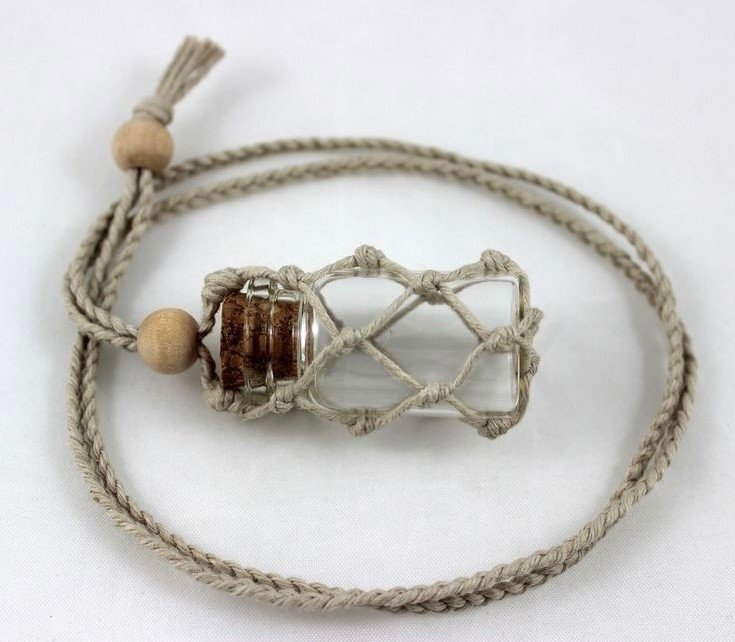 ميداليه للسياره