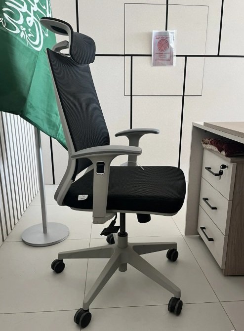 كرسي مكتب مريح وعالي الجودة – ظهر مرتفع مع مسند رأس ومزايا متعددة