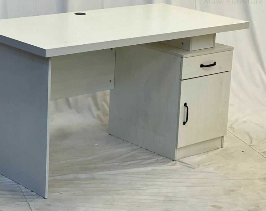 طاولات مكتبية مقاسات متعددة 120 سم 140 سم 160 سم الارتفاع 77 سم متوفر ثلاثة اللوان من كل شكل