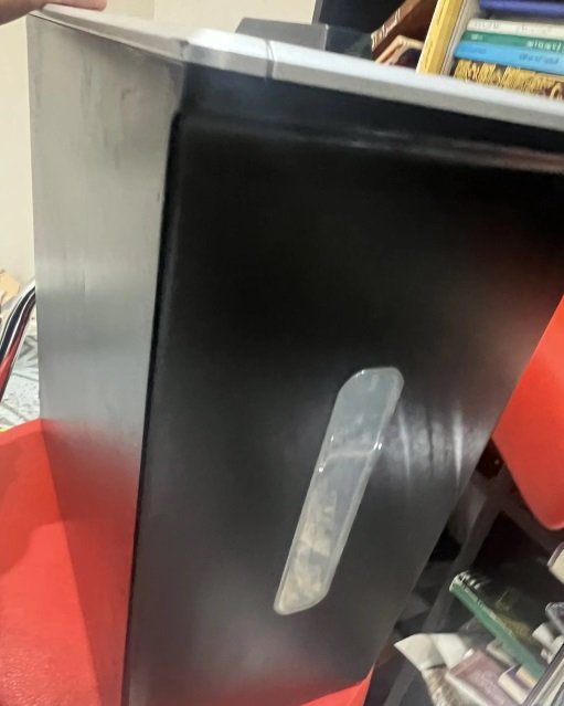 الة اتلاف الورق او قطاعة ورق او فرامة ورق مزودة بمنفذ فرم بطايق البلاستيك