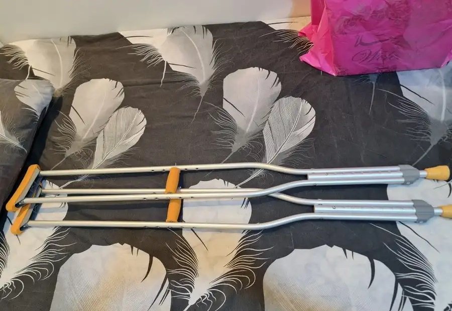 معدات طبيه عكاكيز وجبيرة قدم