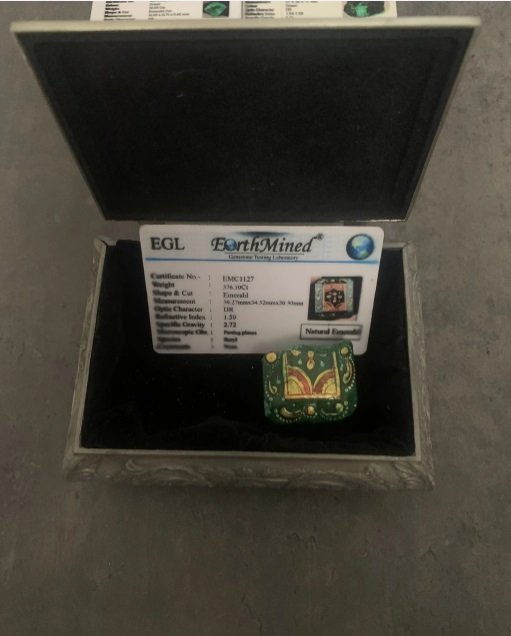 حجر زمرد للبيع بسعر مغري