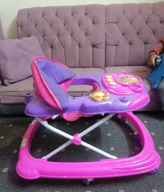 أدوات أطفال مواليد والبيع بسبب كبر سن الأطفال