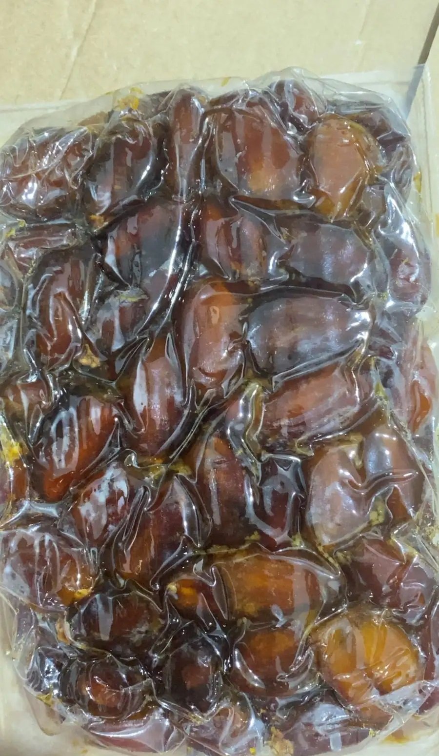 تمر كرتون فيه 8 ظروف الكرتون كامل 40 ريال