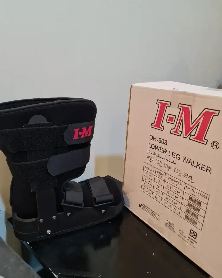 معدات طبيه عكاكيز وجبيرة قدم