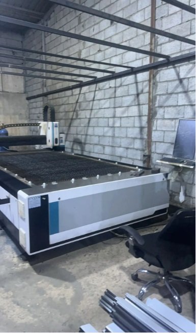 مكينة CNC Laser cutting 1500W 1500*3000 قص الصاج و الاستيل بالليزر CNC 1500 جديدة 2024 استخدام خفيف