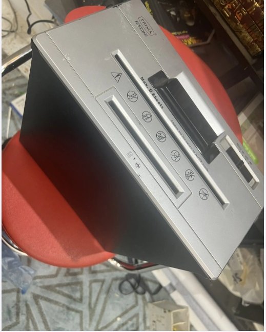 الة اتلاف الورق او قطاعة ورق او فرامة ورق مزودة بمنفذ فرم بطايق البلاستيك