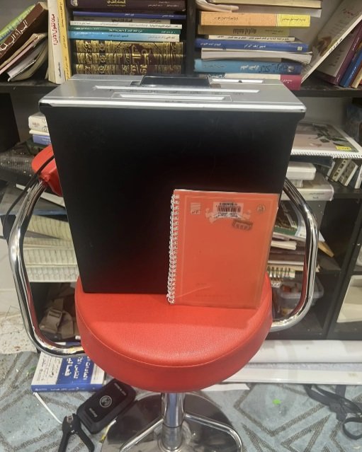 الة اتلاف الورق او قطاعة ورق او فرامة ورق مزودة بمنفذ فرم بطايق البلاستيك