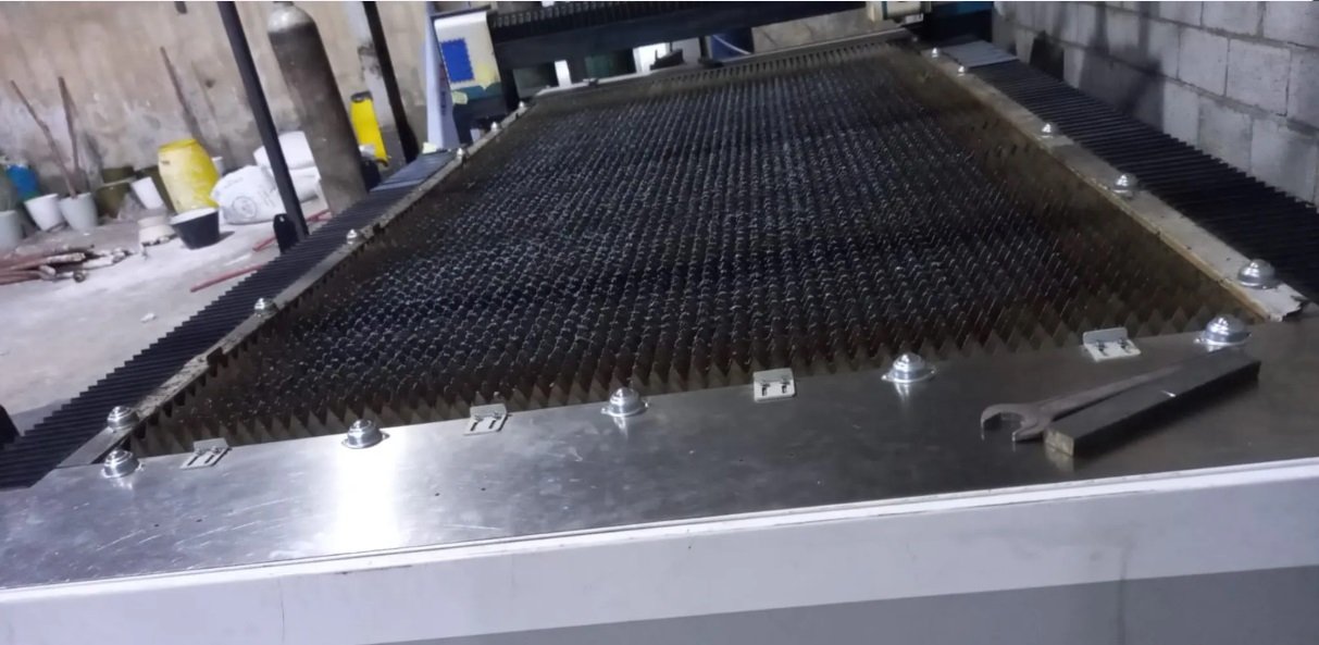 مكينة CNC Laser cutting 1500W 1500*3000 قص الصاج و الاستيل بالليزر CNC 1500 جديدة 2024 استخدام خفيف