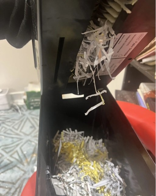 الة اتلاف الورق او قطاعة ورق او فرامة ورق مزودة بمنفذ فرم بطايق البلاستيك