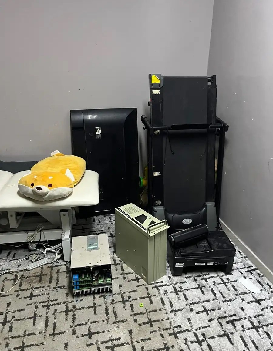 للبيع مستعجل ( جهاز تعقيم معدات طبيه – سرير مساج كهربائي)