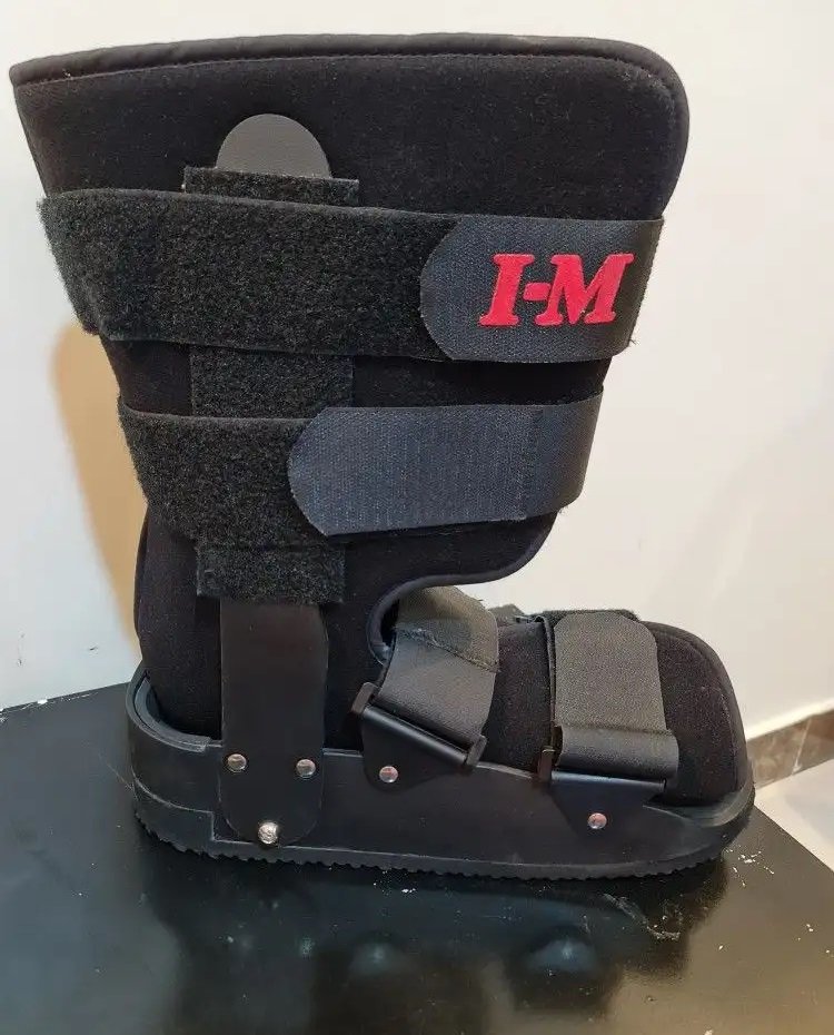 معدات طبيه عكاكيز وجبيرة قدم