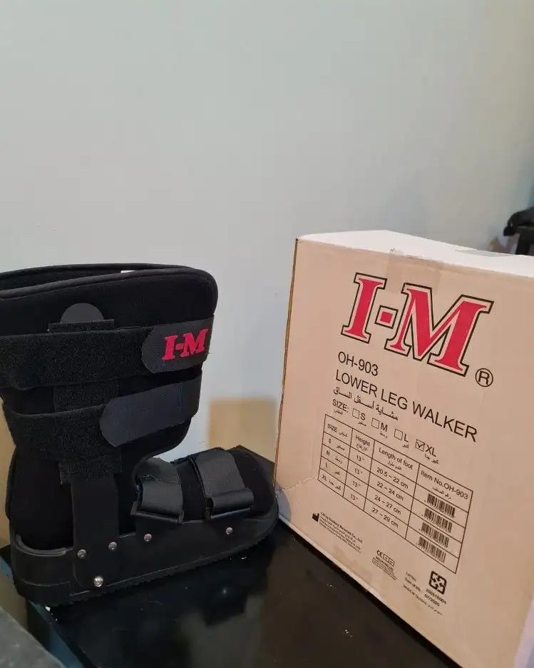 معدات طبيه عكاكيز وجبيرة قدم