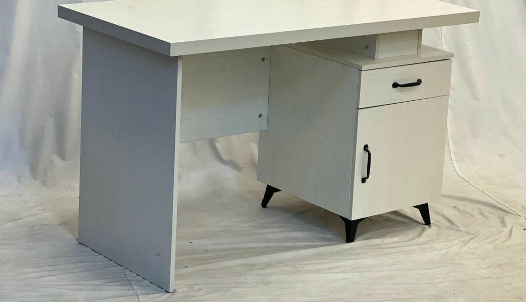 طاولات مكتبية مقاسات متعددة 120 سم 140 سم 160 سم الارتفاع 77 سم متوفر ثلاثة اللوان من كل شكل