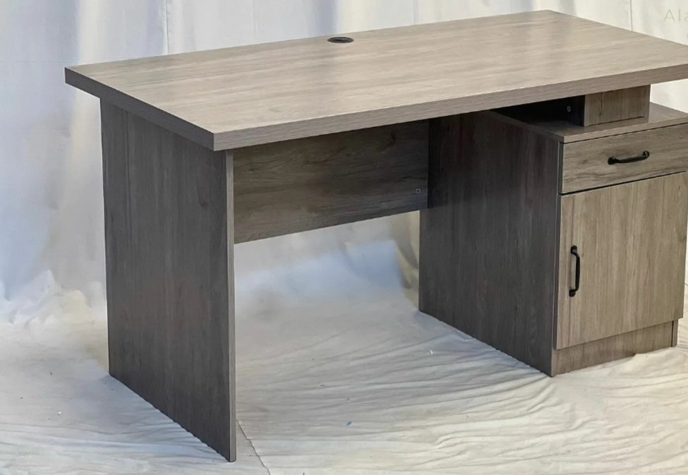 طاولات مكتبية مقاسات متعددة 120 سم 140 سم 160 سم الارتفاع 77 سم متوفر ثلاثة اللوان من كل شكل