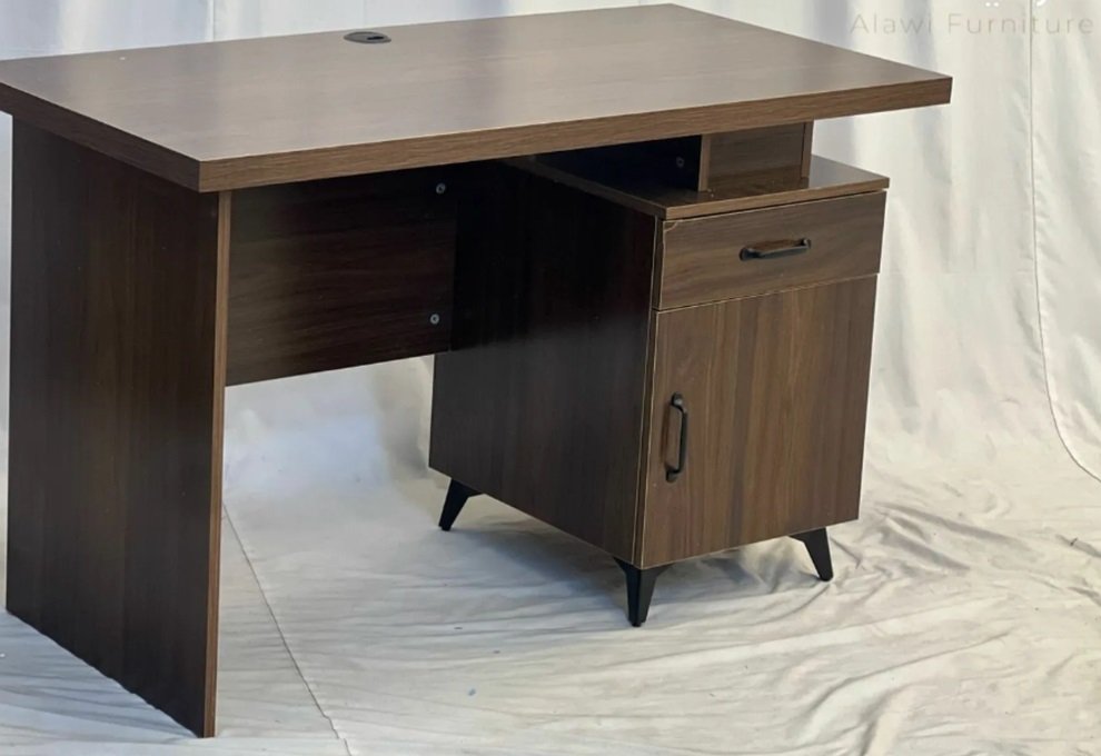 طاولات مكتبية مقاسات متعددة 120 سم 140 سم 160 سم الارتفاع 77 سم متوفر ثلاثة اللوان من كل شكل