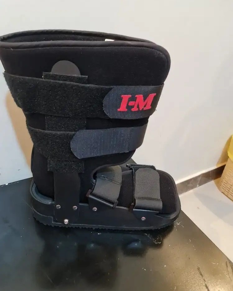 معدات طبيه عكاكيز وجبيرة قدم