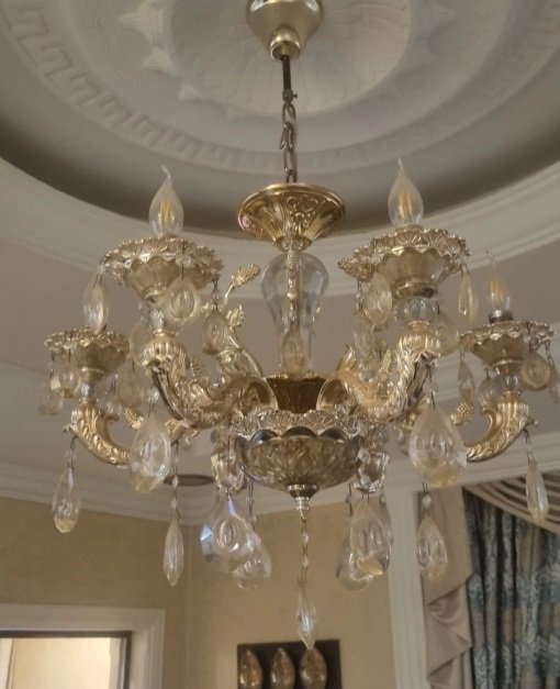 نجف كريستال جديد ذهبي كلاسيك عدد2 استخدام خفيف ولفتره قصيرة . لا يوجد بة اي عيب