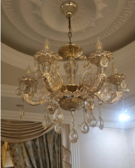 نجف كريستال جديد ذهبي كلاسيك عدد2 استخدام خفيف ولفتره قصيرة . لا يوجد بة اي عيب