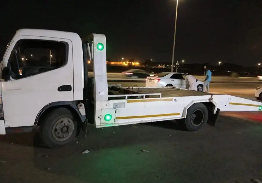 سطحه لنقل السيارات داخل وخارج جده