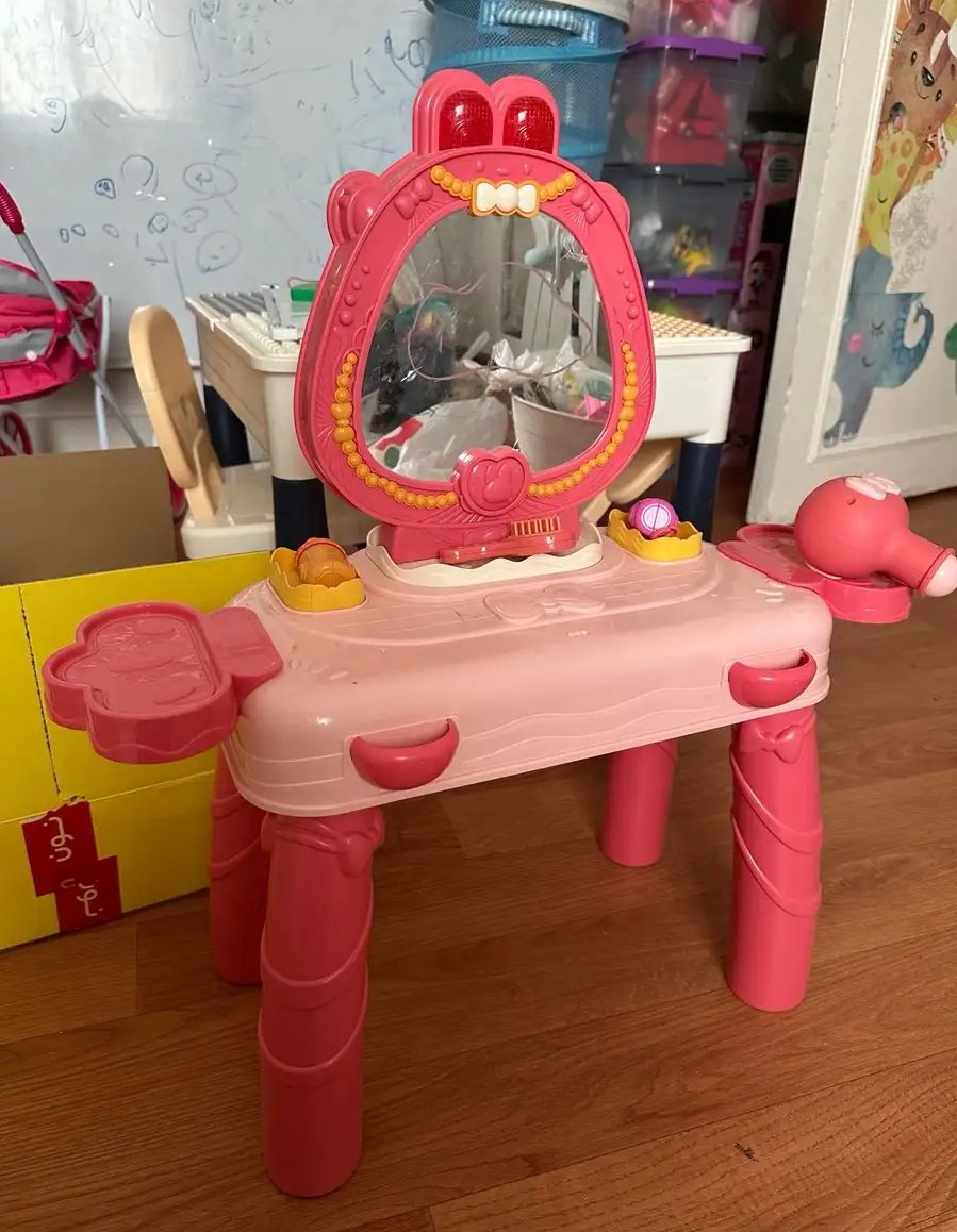 طاولة أطفال متعددة الإستخدام وكرسيين وتسريحه مستعمل للبيع