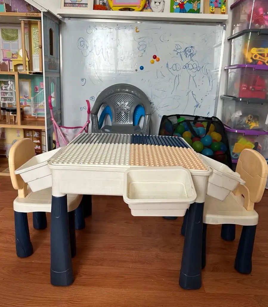طاولة أطفال متعددة الإستخدام وكرسيين وتسريحه مستعمل للبيع