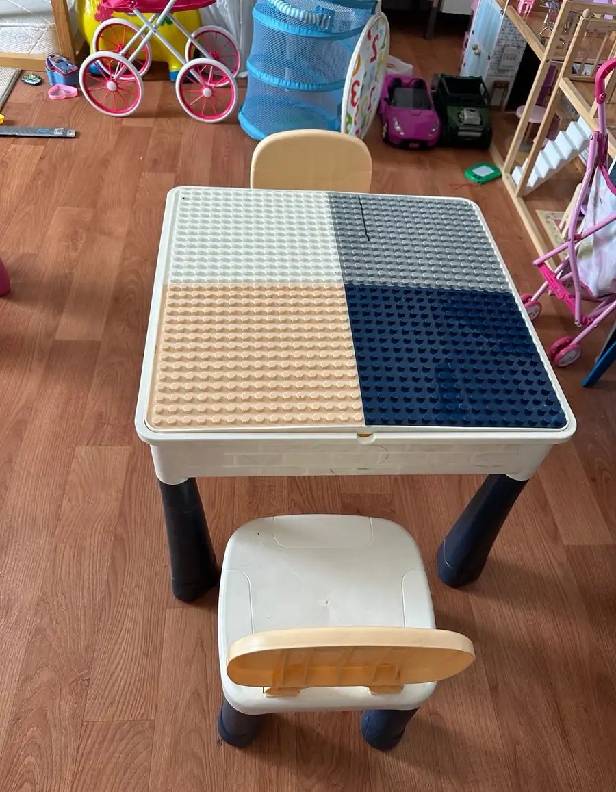 طاولة أطفال متعددة الإستخدام وكرسيين وتسريحه مستعمل للبيع