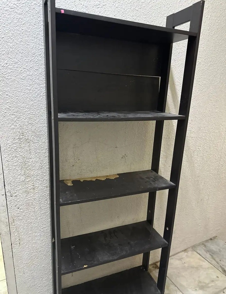 دولاب ارفف خشب يحتاج ترتيب بسيط