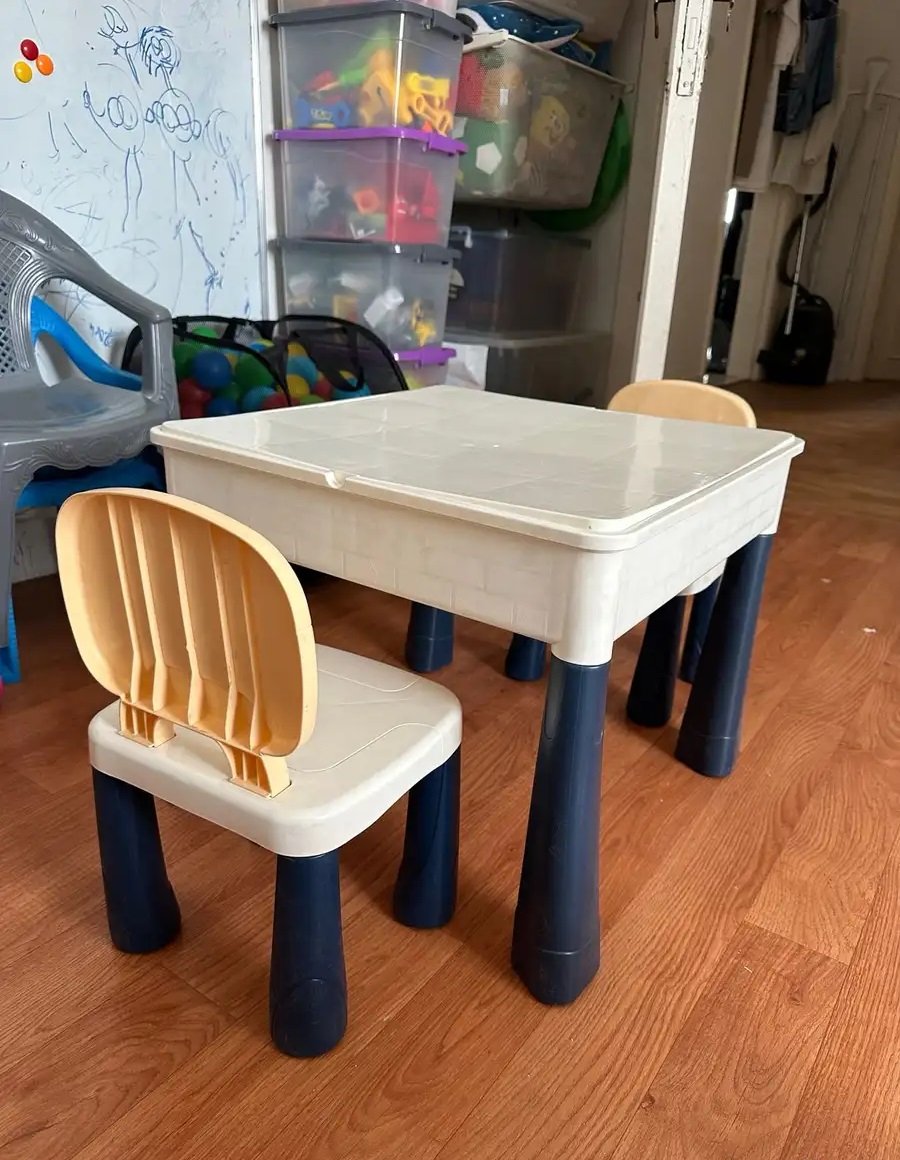 طاولة أطفال متعددة الإستخدام وكرسيين وتسريحه مستعمل للبيع