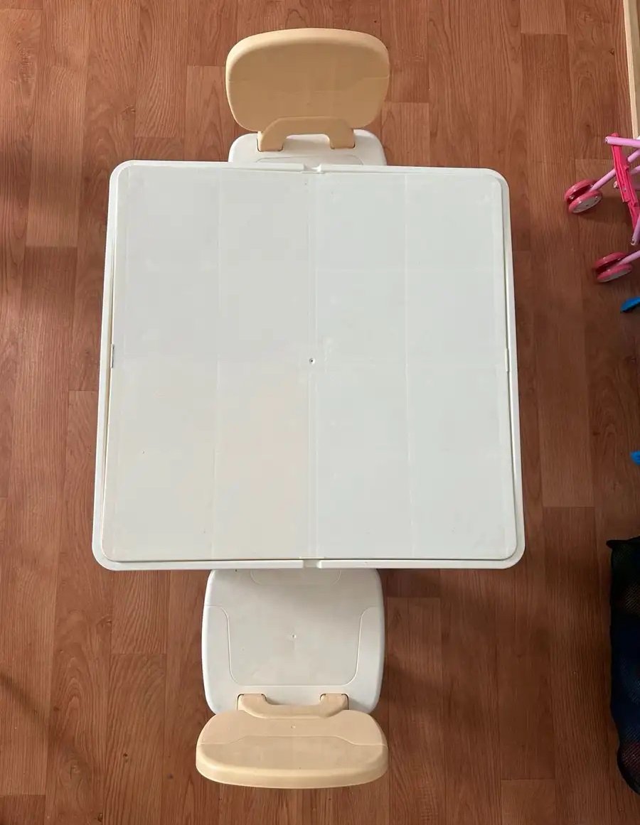 طاولة أطفال متعددة الإستخدام وكرسيين وتسريحه مستعمل للبيع