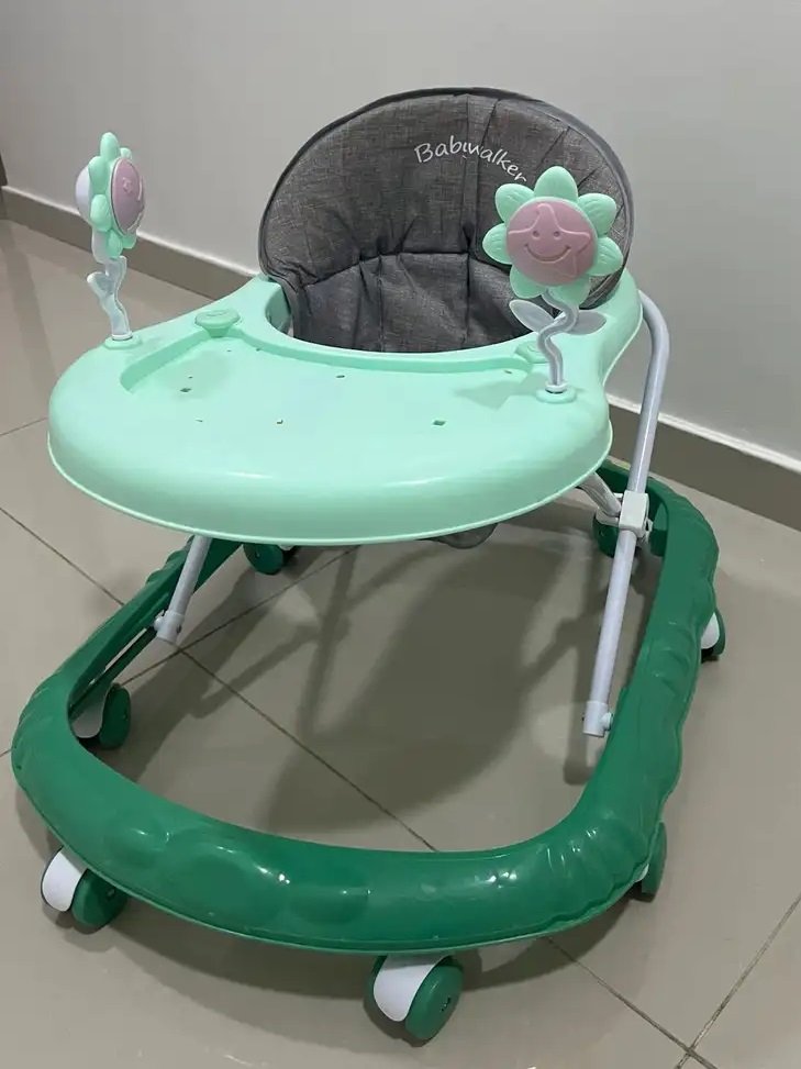 مشاية أطفال نظيفة