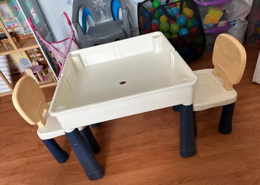 طاولة أطفال متعددة الإستخدام وكرسيين وتسريحه مستعمل للبيع