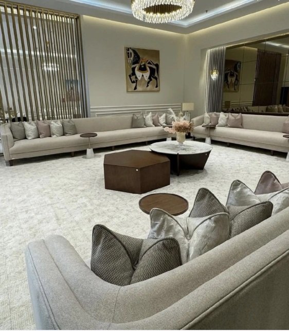 تفصيل كنب وستائر فخمة حسب الطلب – جودة وضمان