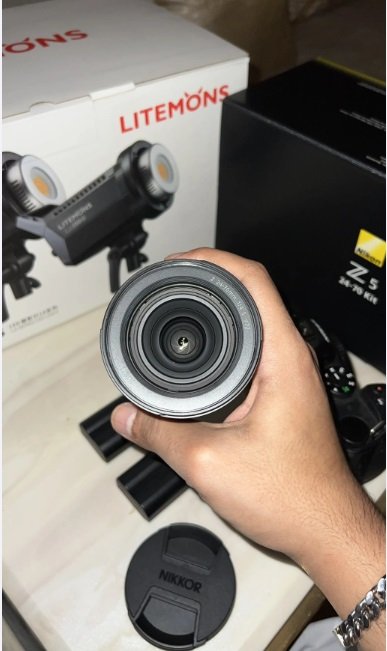 كاميرة نيكون Z5 مع عدسه24-70 F4 بطارية مع صندوق وشنطة