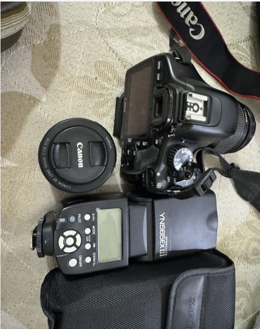 كاميرا كانون T2i مع جميع ملحقاتها من عدسة وشنطة وفلاش