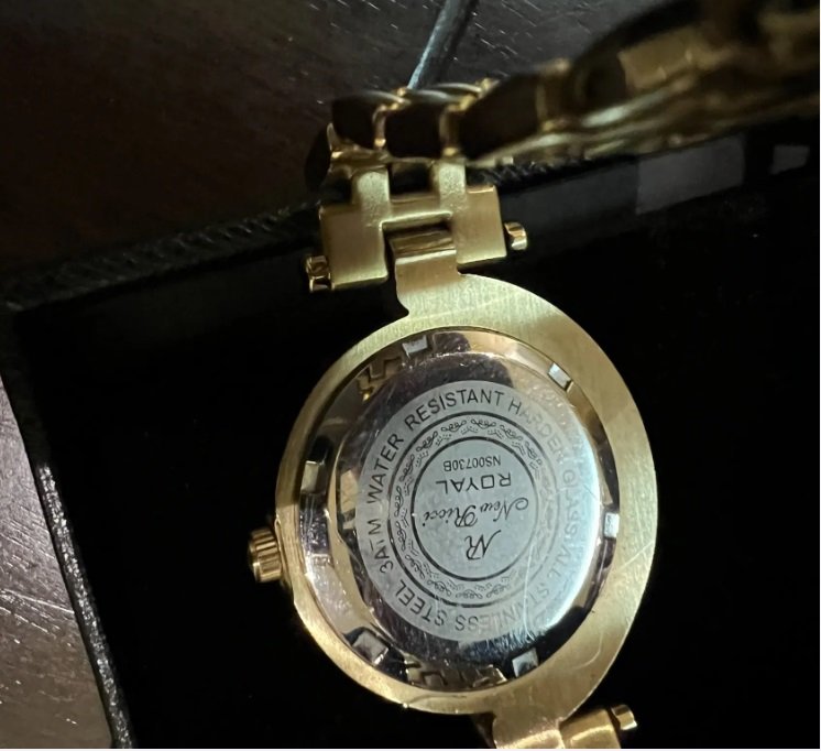 ساعة نسائية /نيو رايس بلوون ذهبي / شغالة ونظيفة ليس فيها أي خدش ولم تدخل اي صيانة