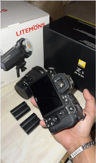 كاميرة نيكون Z5 مع عدسه24-70 F4 بطارية مع صندوق وشنطة