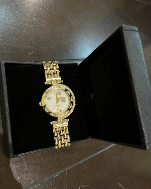 ساعة نسائية /نيو رايس بلوون ذهبي / شغالة ونظيفة ليس فيها أي خدش ولم تدخل اي صيانة