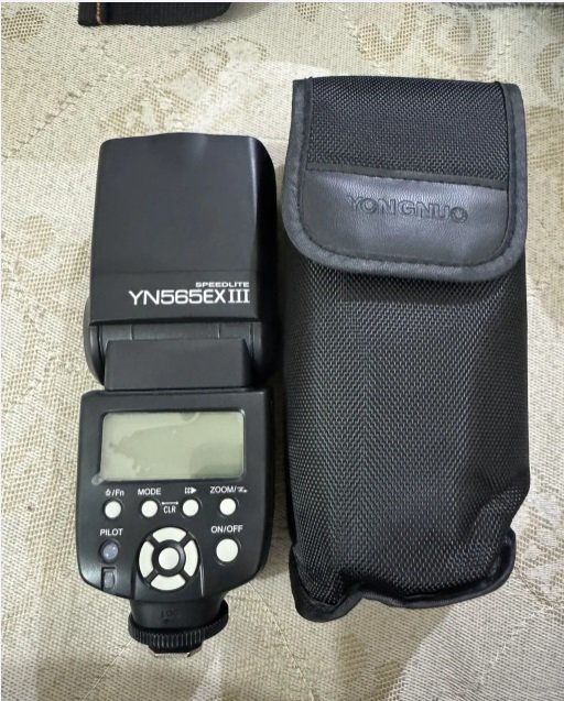 كاميرا كانون T2i مع جميع ملحقاتها من عدسة وشنطة وفلاش