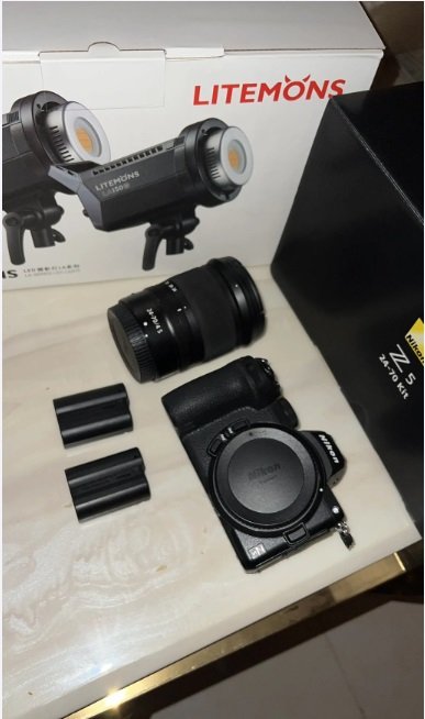 كاميرة نيكون Z5 مع عدسه24-70 F4 بطارية مع صندوق وشنطة