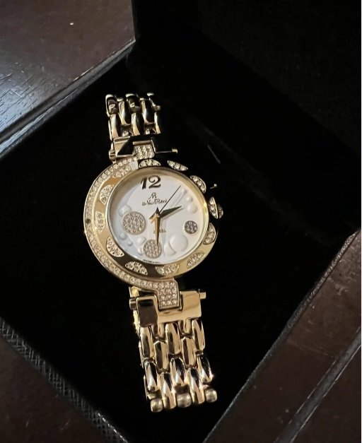 ساعة نسائية /نيو رايس بلوون ذهبي / شغالة ونظيفة ليس فيها أي خدش ولم تدخل اي صيانة