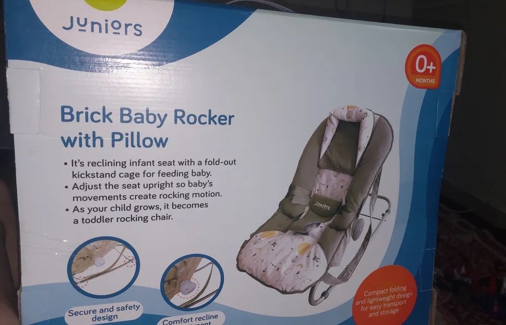 كرسي اطفال هزاز من جونيور باللون الرمادي جديد