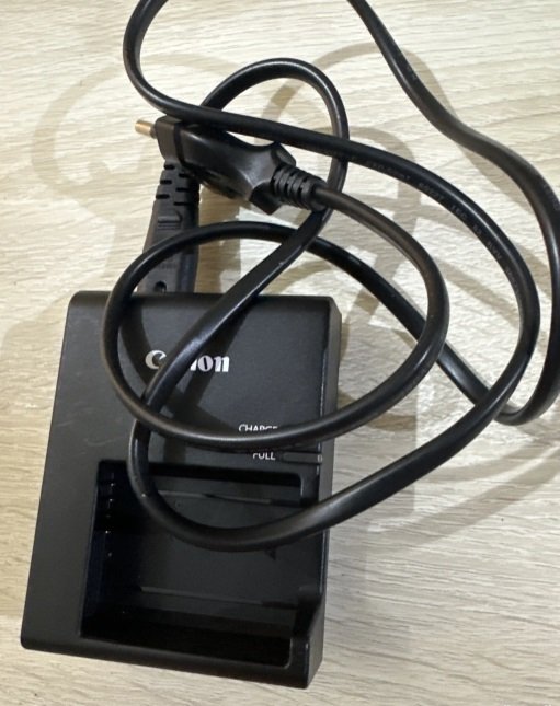 كاميرا كانون 1200D مع جميع ملحقاتها – نظيفة جداً