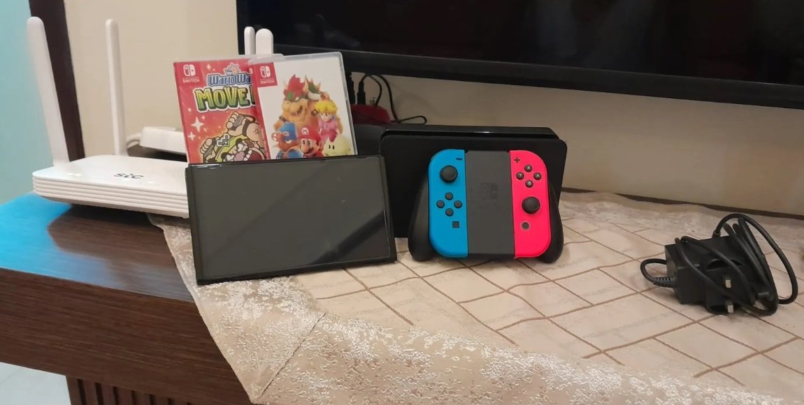 6 Month USED Nintendo Switch + 2 Games [GREAT CONDITION]