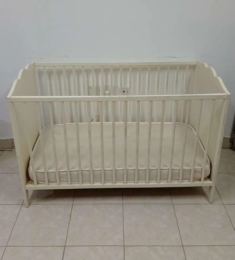 سرير أطفال ايكيا مع كرسي طعام