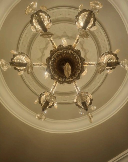 نجف كريستال جديد ذهبي كلاسيك عدد2 استخدام خفيف ولفتره قصيرة . لا يوجد بة اي عيب