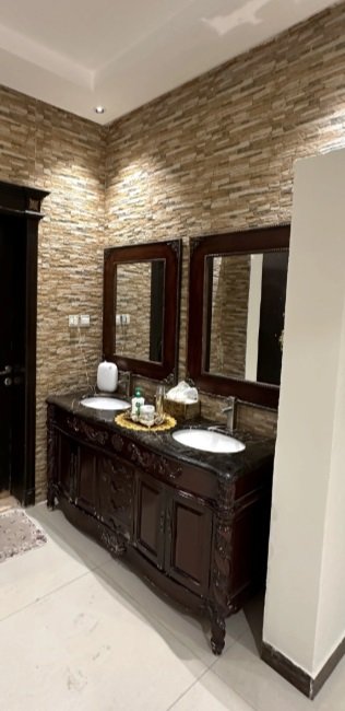 مغسلة حمام خارجيه حوضين مع المرايات والاكسسوارات