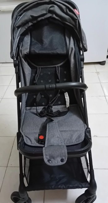 عربة أطفال كالجديدة تماما لايوجد فيها أي عيب